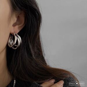 - 18K GP C- hoop Fashion earrings